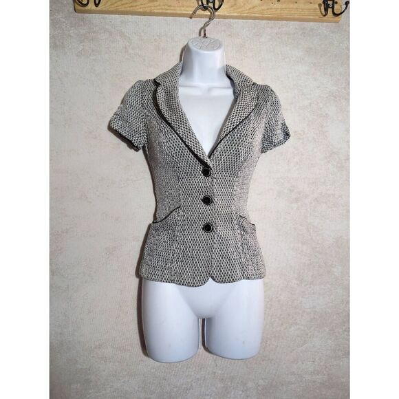 Maurices 3 button low cut top small - Picture 1 of 3